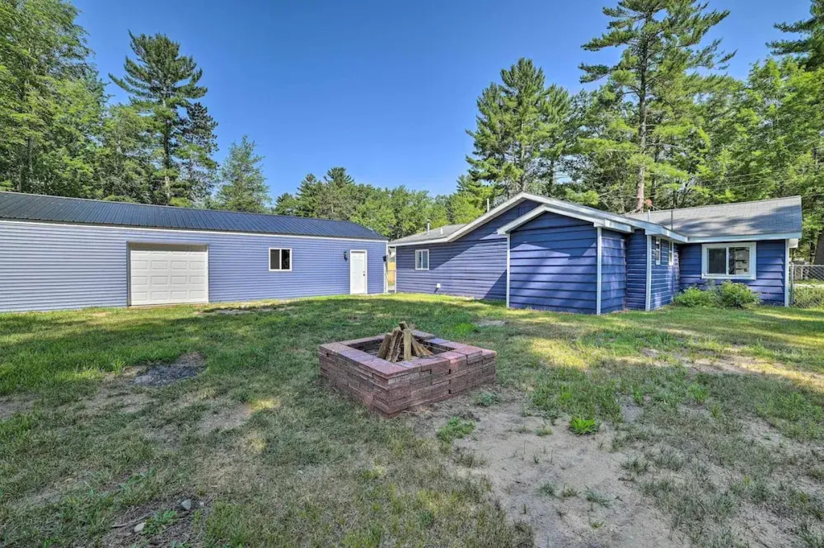 Prudenville Retreat w/ Yard ~ 1 Mi to Lake!