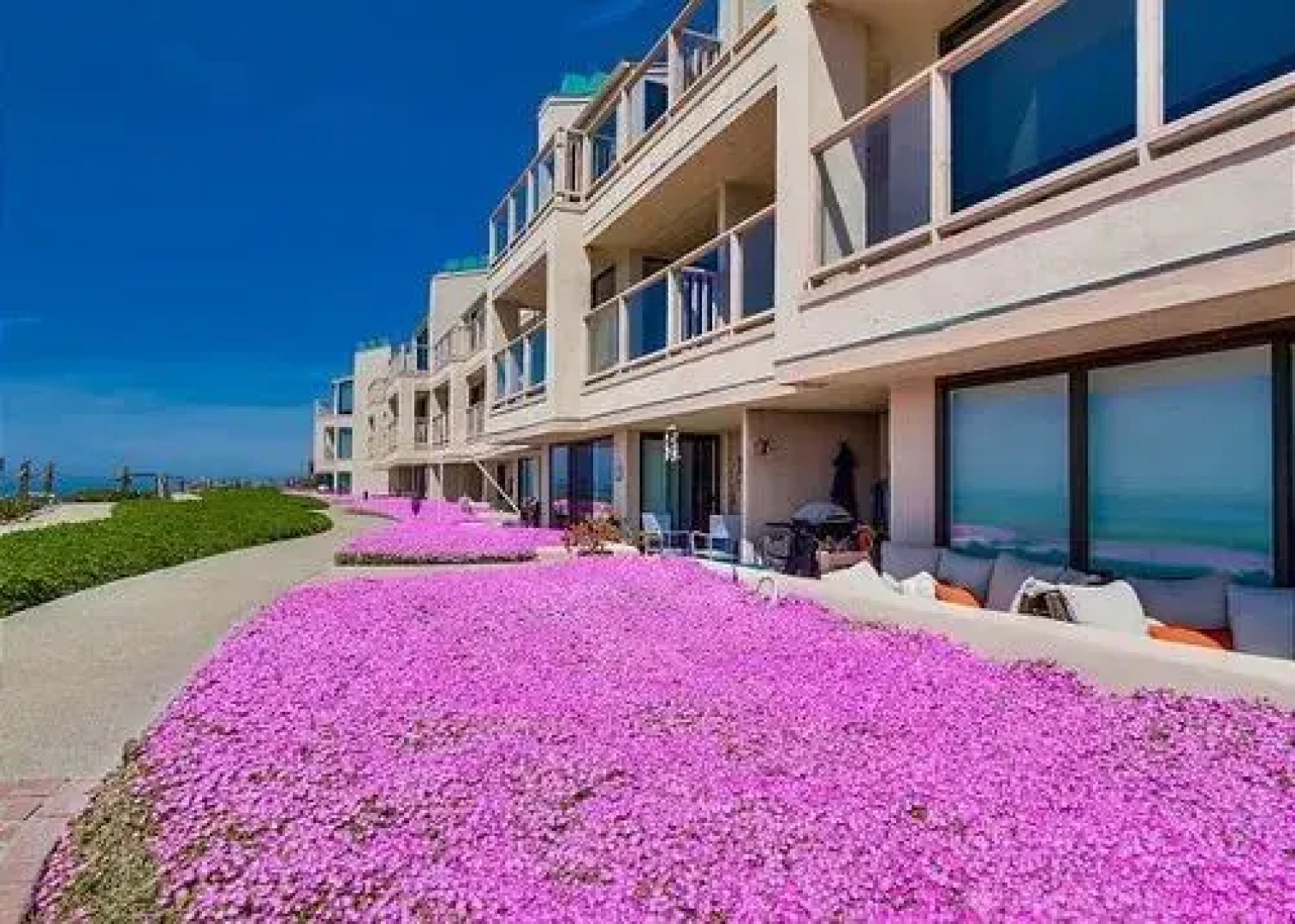 Newly Remodeled Beach 2 Br Condo by RedAwning