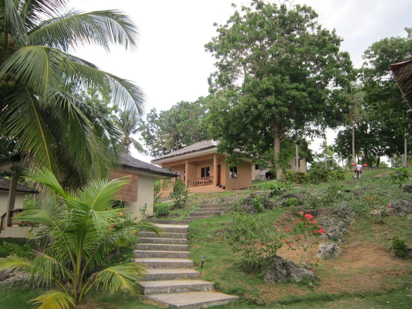 Flora's Dive & Resort