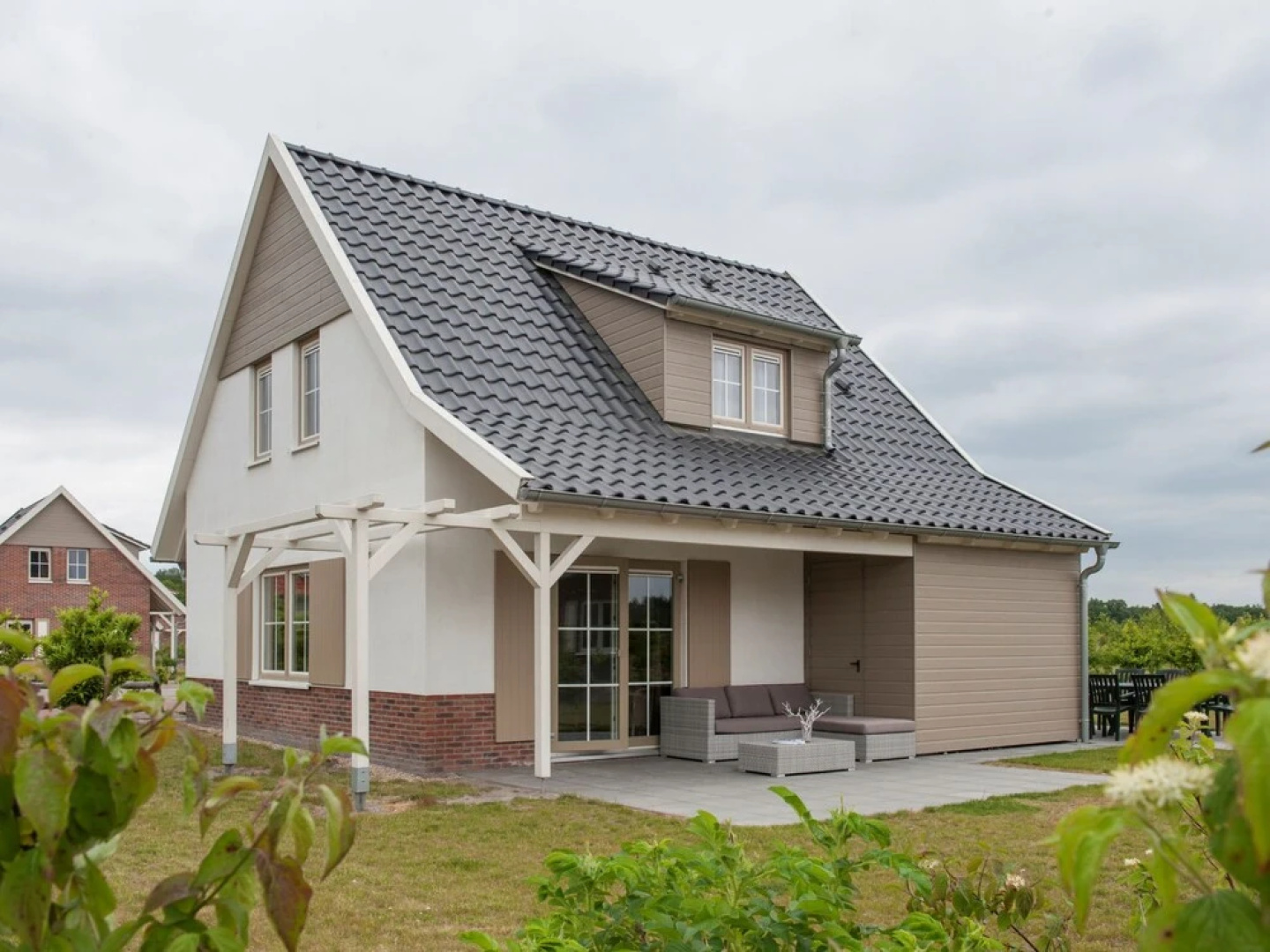 Luxurious Detached Villa with 3 Bathrooms, in de Maasduinen