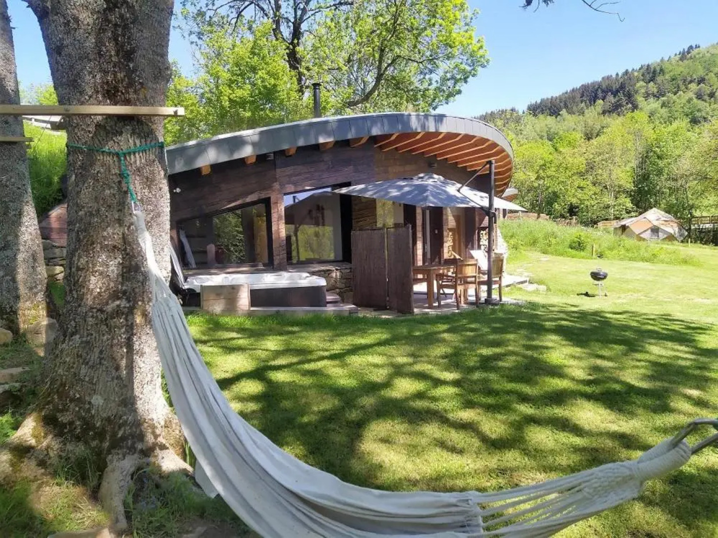 Bulle de Bois, écolodge insolite avec spa privatif au milieu des volcans - Bulles d'Herbe