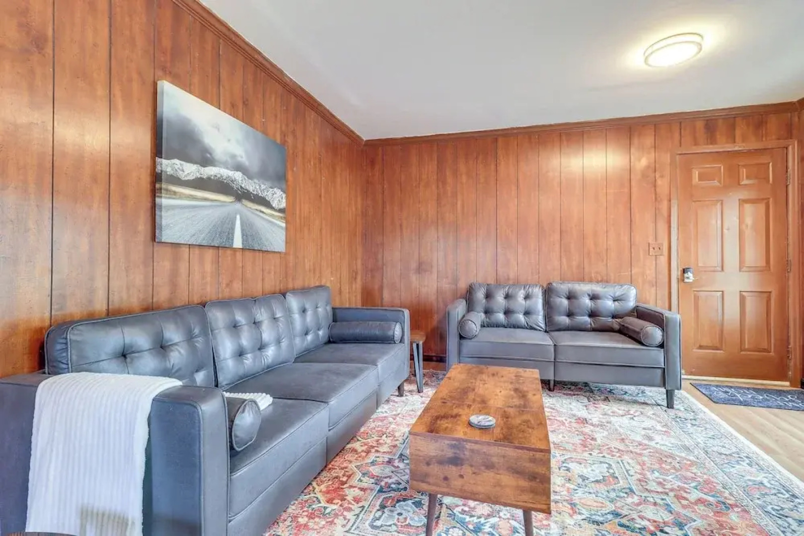 7 Mi to Downtown Toledo: Cozy Apartment