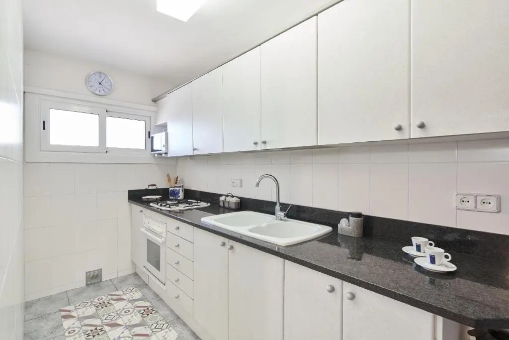 Elegant apt 4 pax 1 min from the beach with Wifi