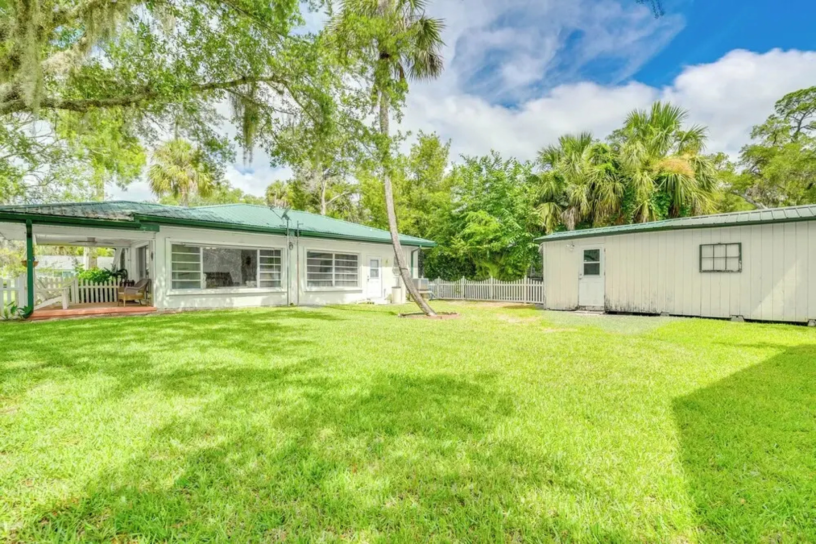 Sunny Home in Yankeetown w/ Lanai & Backyard!