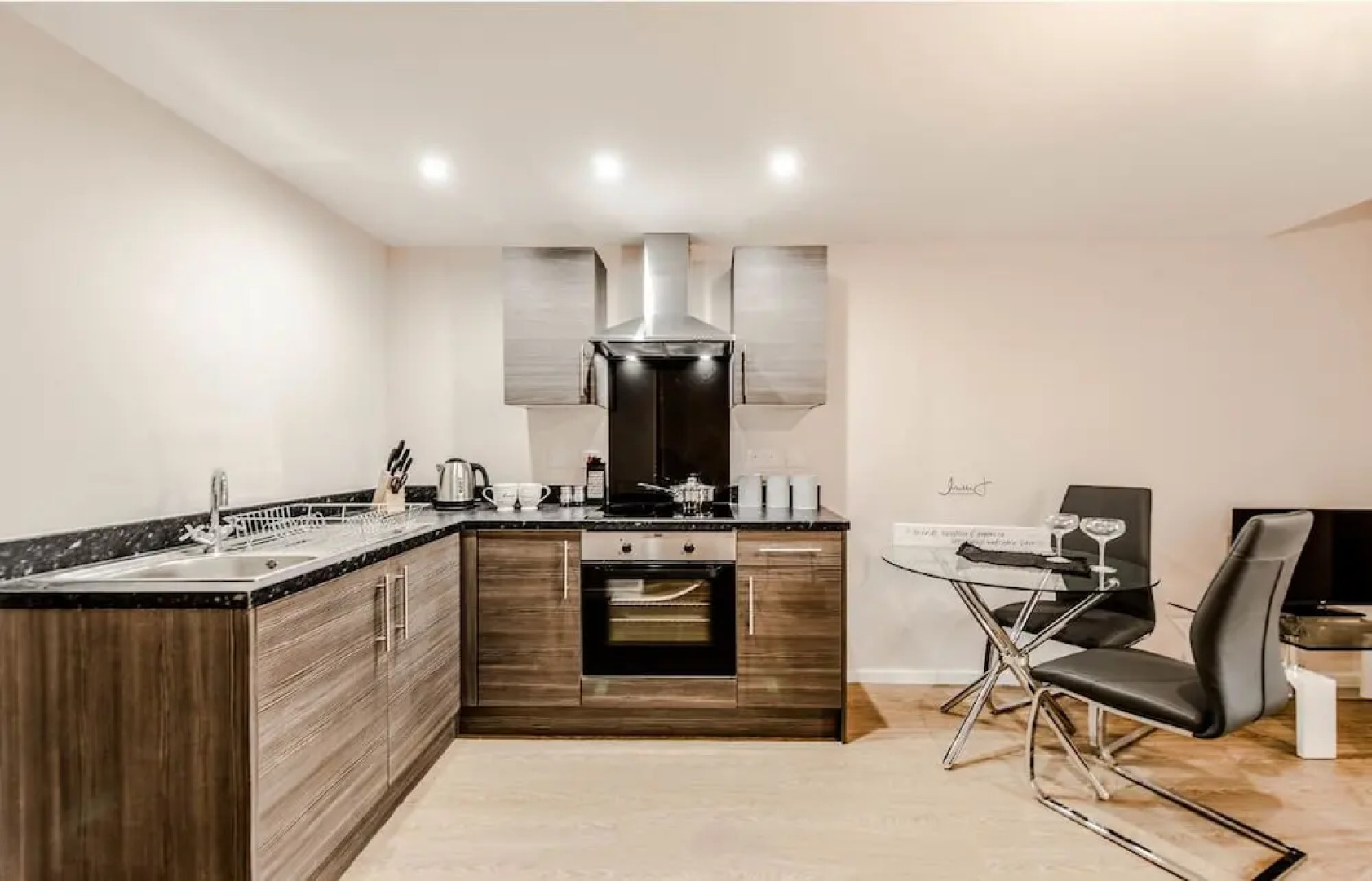 Infinity Apartments Metropolitan House 1