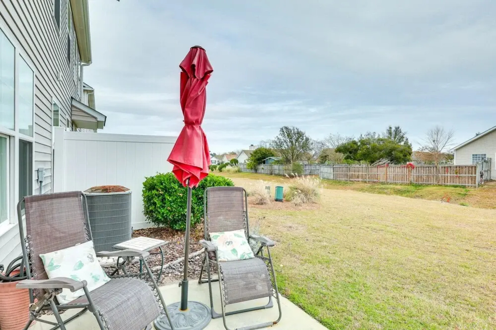 Sweet Dreamin Townhome ~ 7 Mi to Beach!