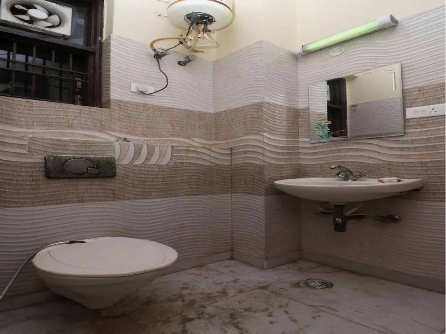 Oyo 30740 Hotel Gurudham Vrindavan