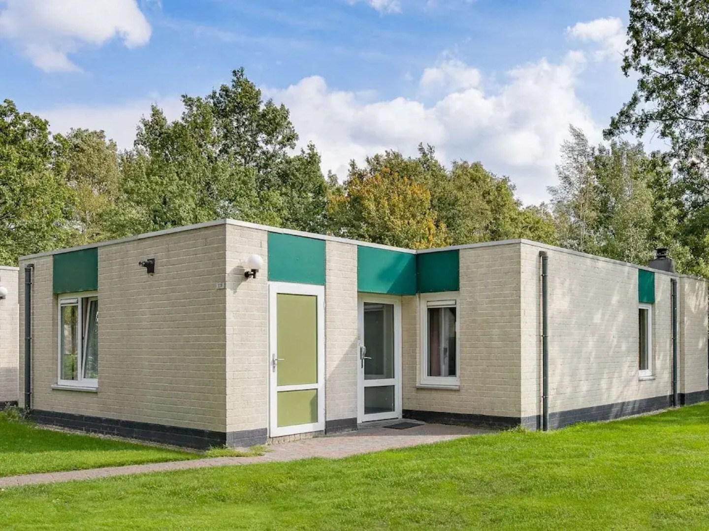 Spacious Bungalow with Dishwasher near Hunebedcentrum