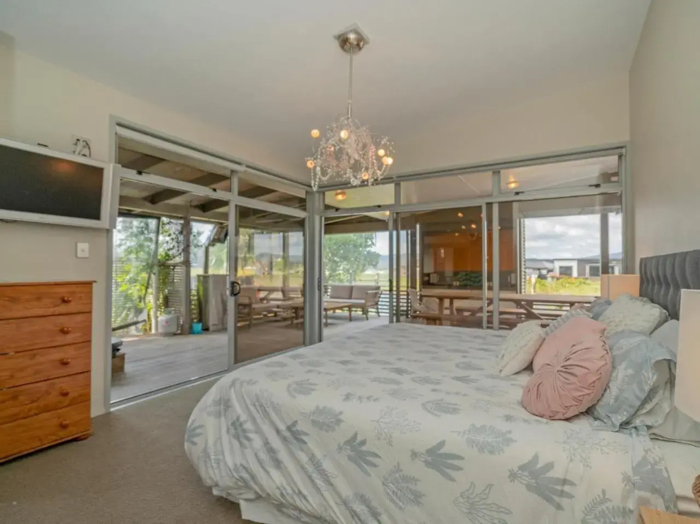 Sanctuary By The Water - Matarangi Holiday Home