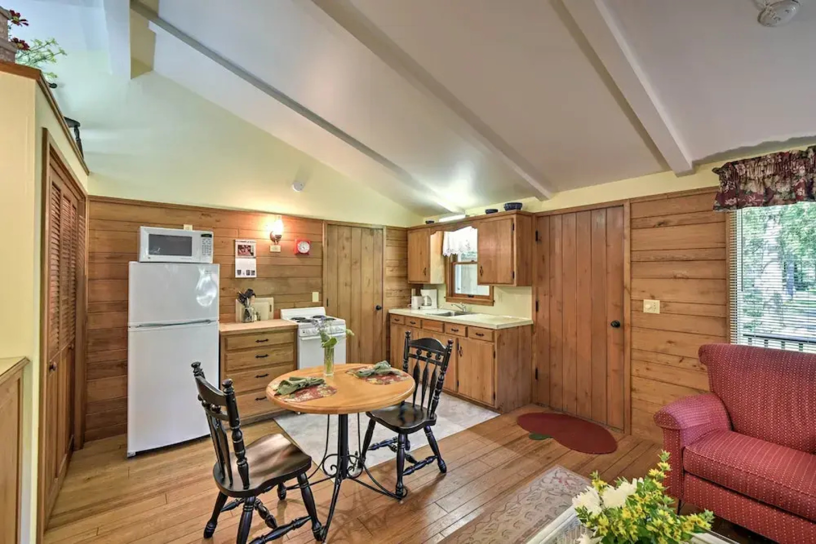 Cozy Cottage Duplex: Walk to Peninsula State Park!