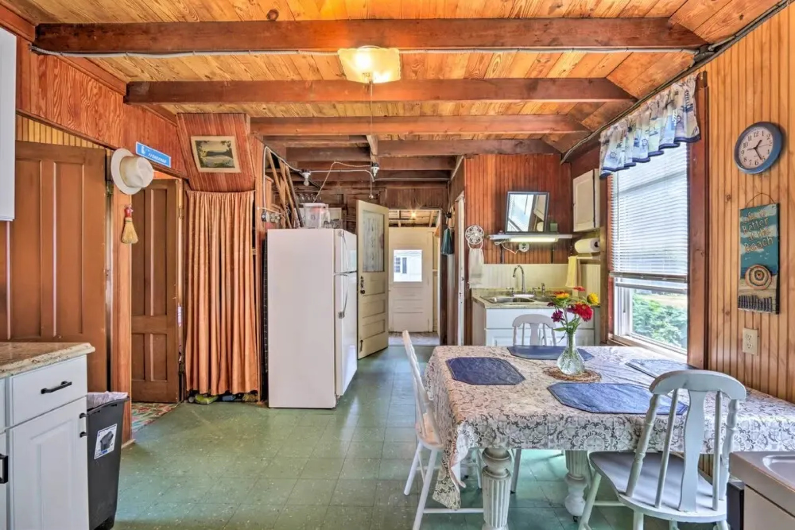 'grandma's Cottage' w/ Sunroom: Walk to Beach