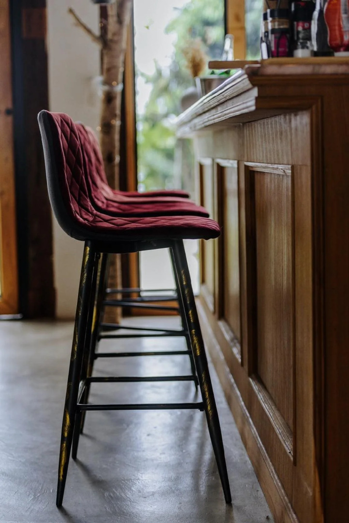 White Wall Riverfront Hotel