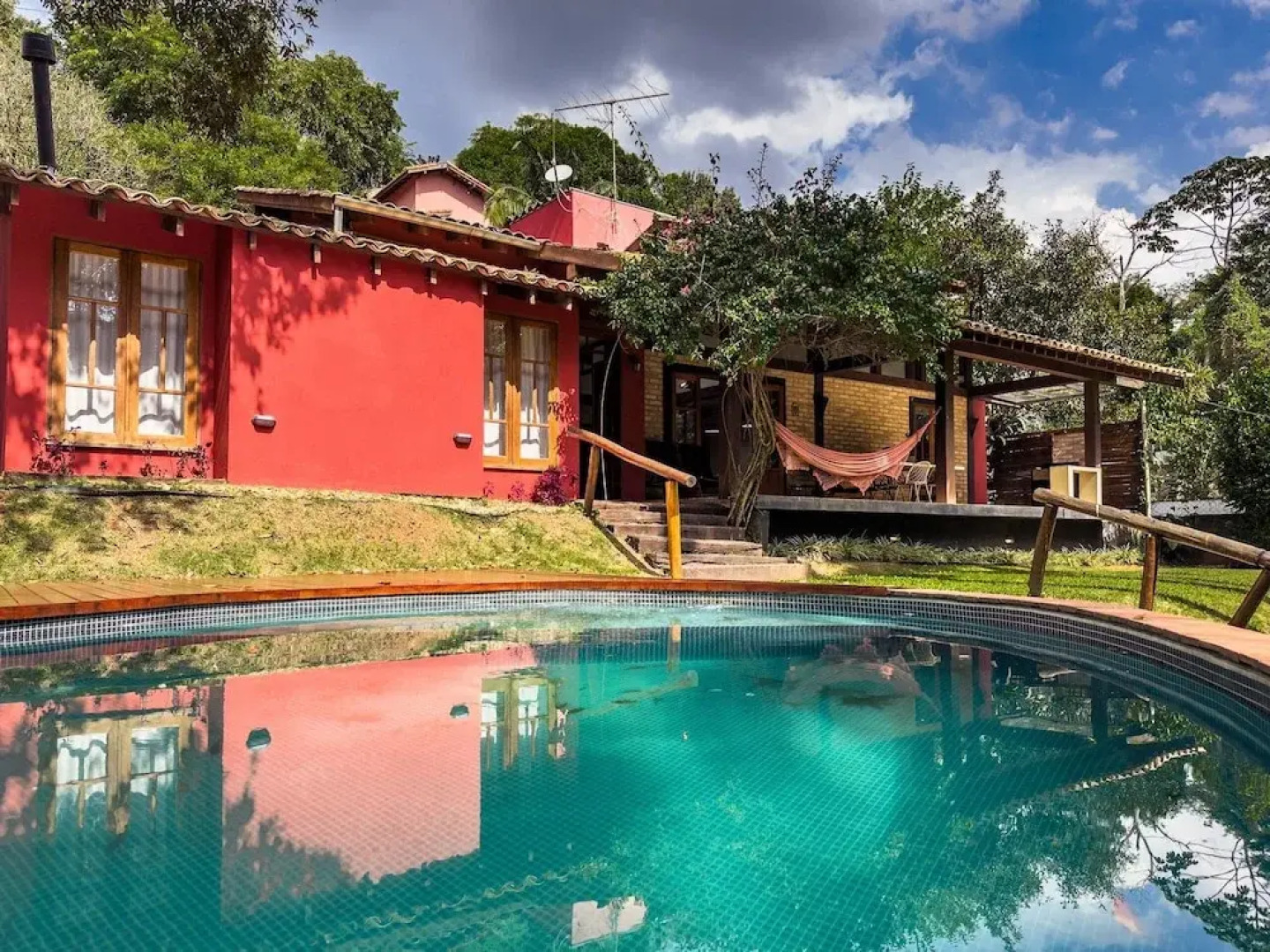 Casa com Piscina Privativa e Natureza – Granja Viana, São Paulo