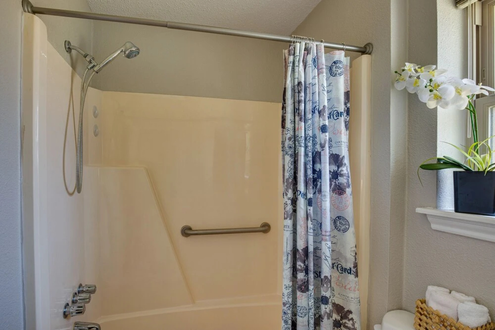 Darling Waxahachie Home w/ Yard & Fire Pit!