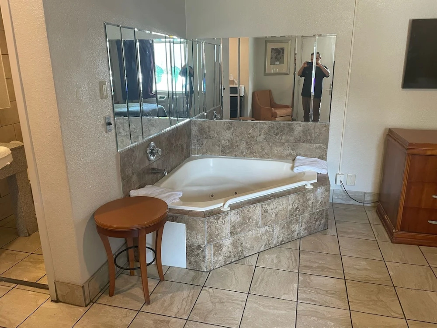 Budgetel Inn & Suites