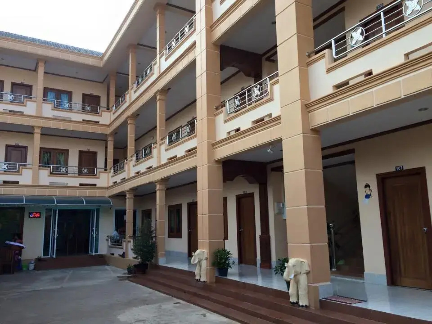 Leung Kham Hotel