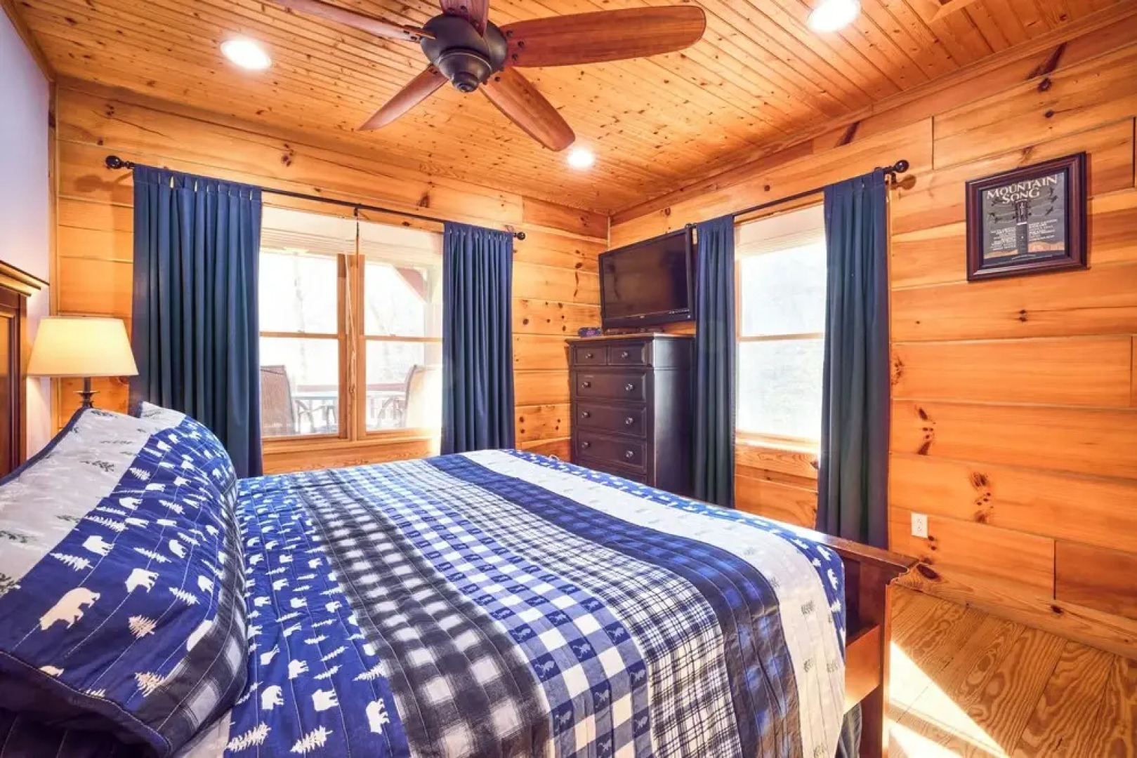 'peaceful Getaway' Penrose Cabin w/ Hot Tub & Pond