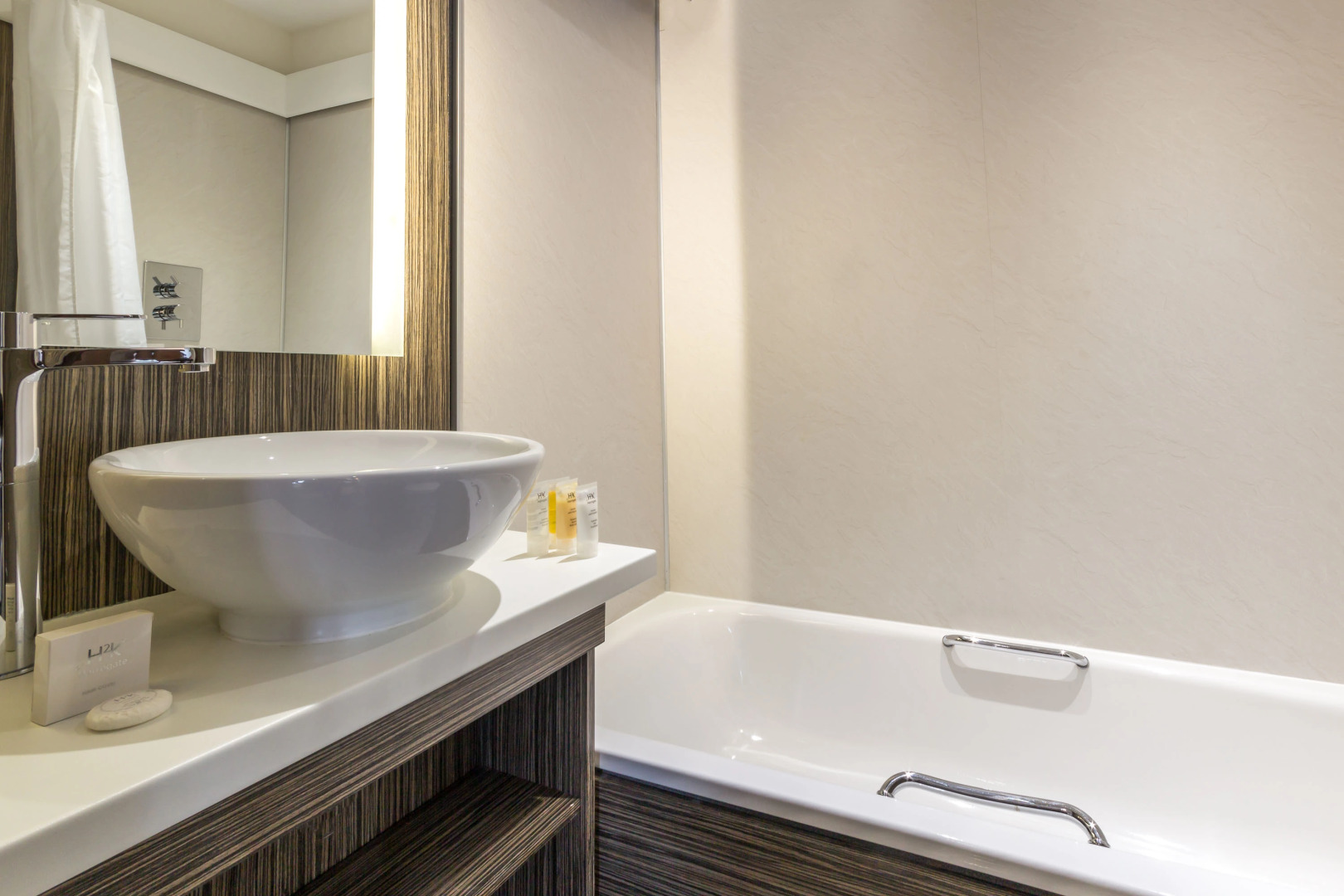 White Hart Hotel & Apartments