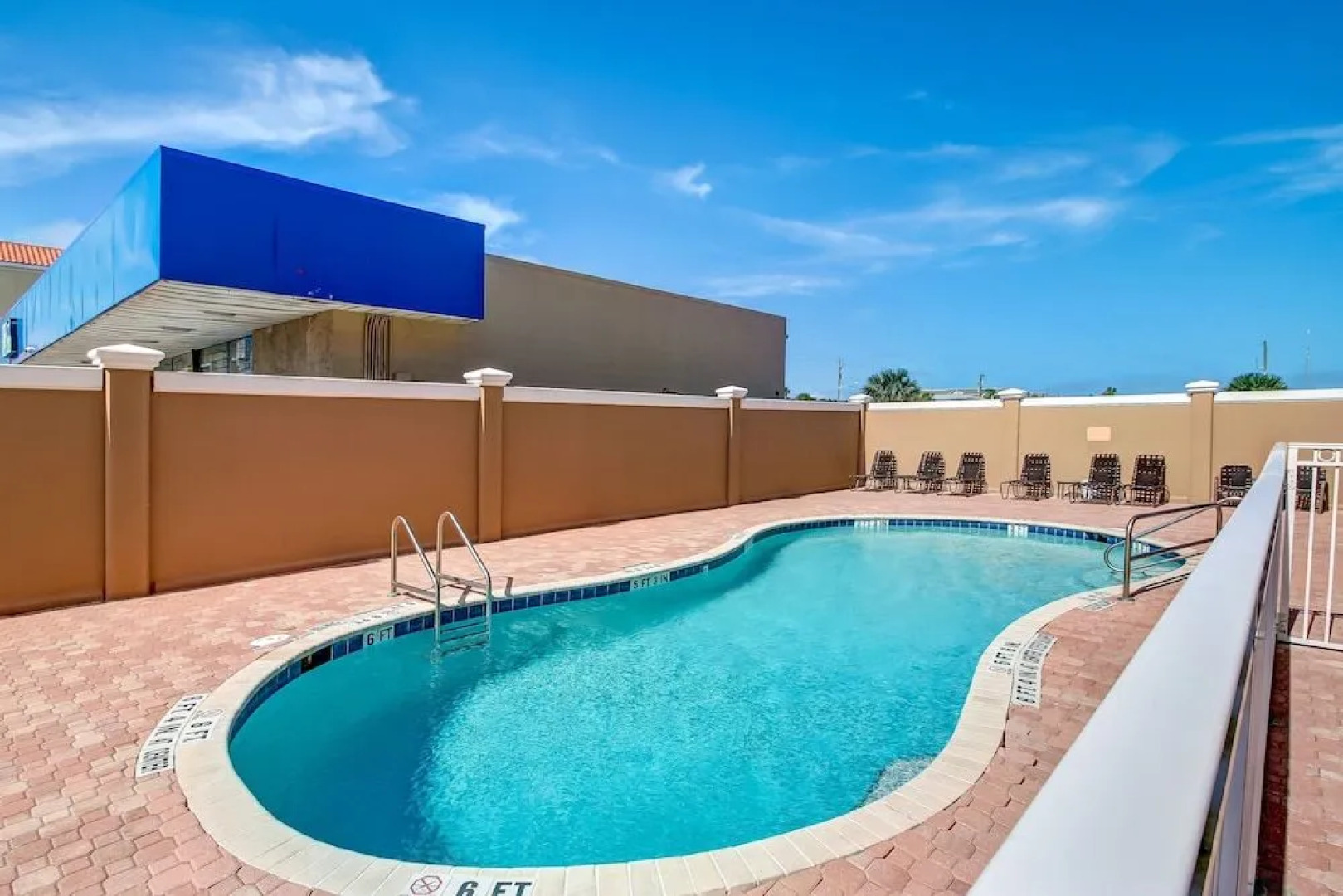 Deluxe Condo at the heart of Main Beach by RedAwning