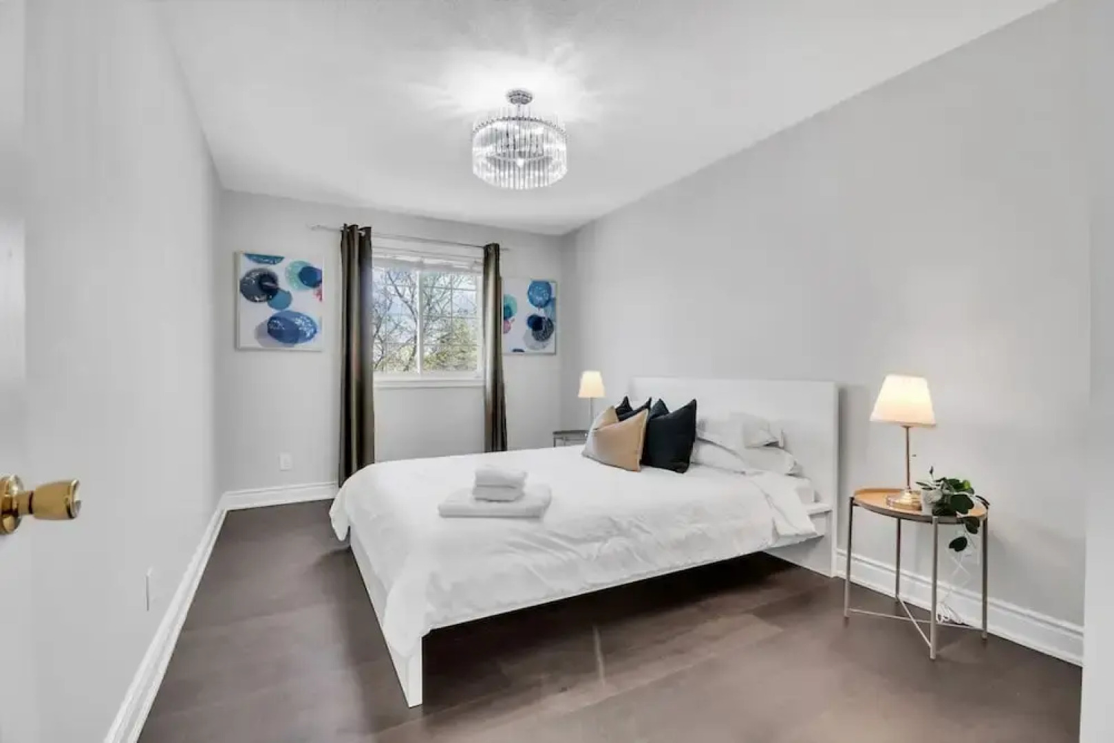 High-ceiling Home Relaxing Patio in Waterloo