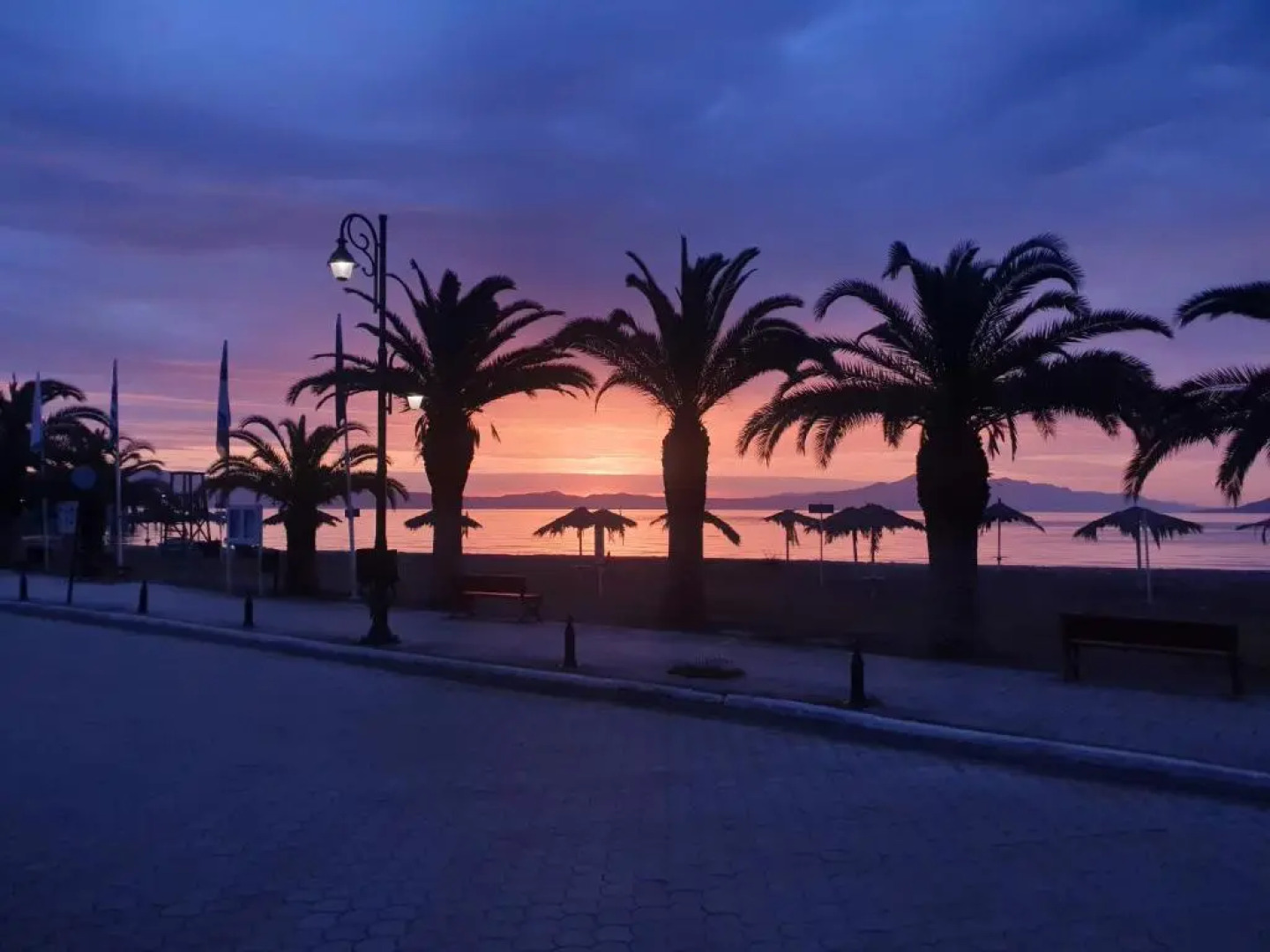 Πολυτελής όροφο διαμέρισμα, κοντά στην παραλία με εσωτερικό τζακι.