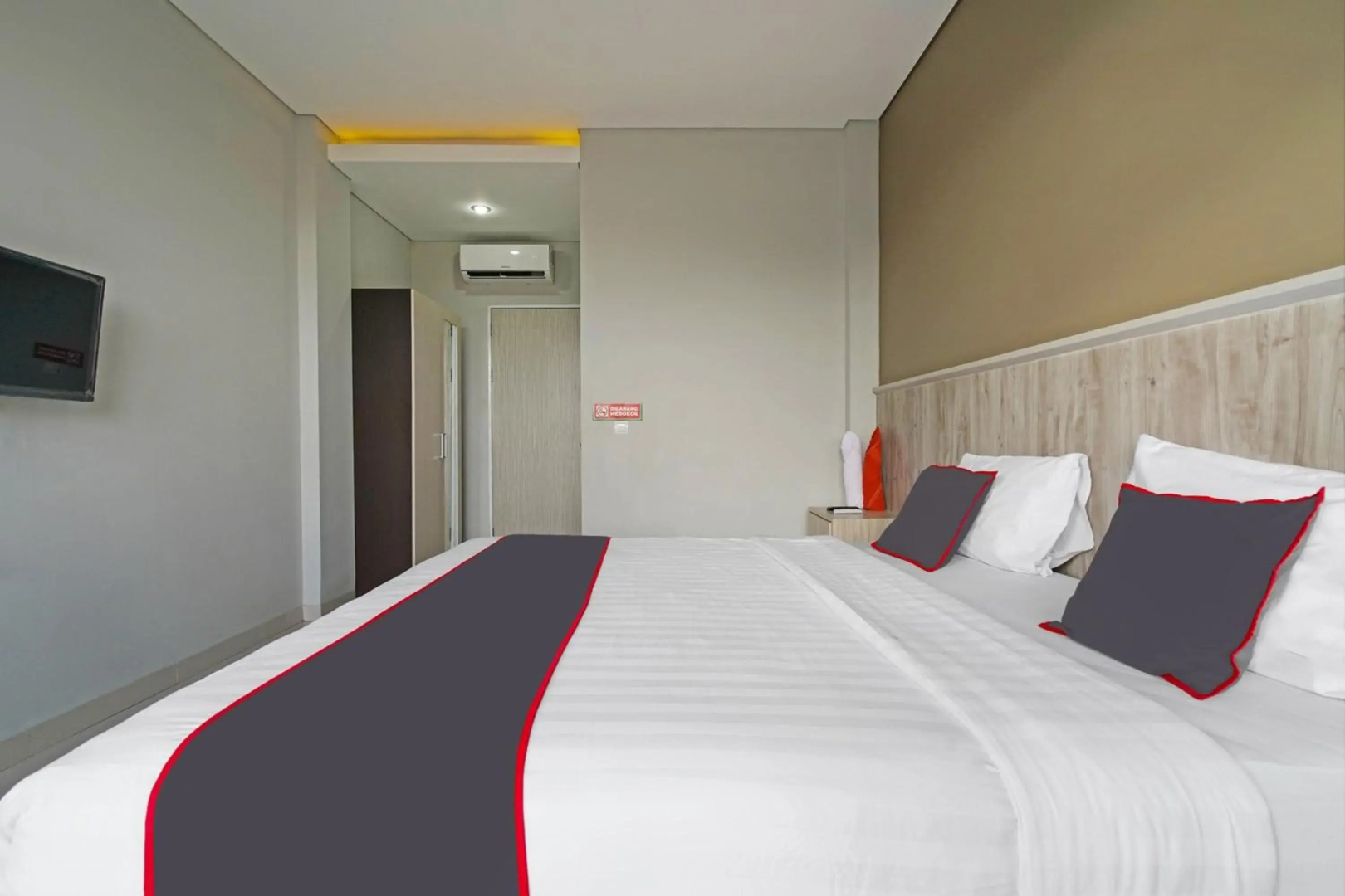 Capital O 1898 Louise Place