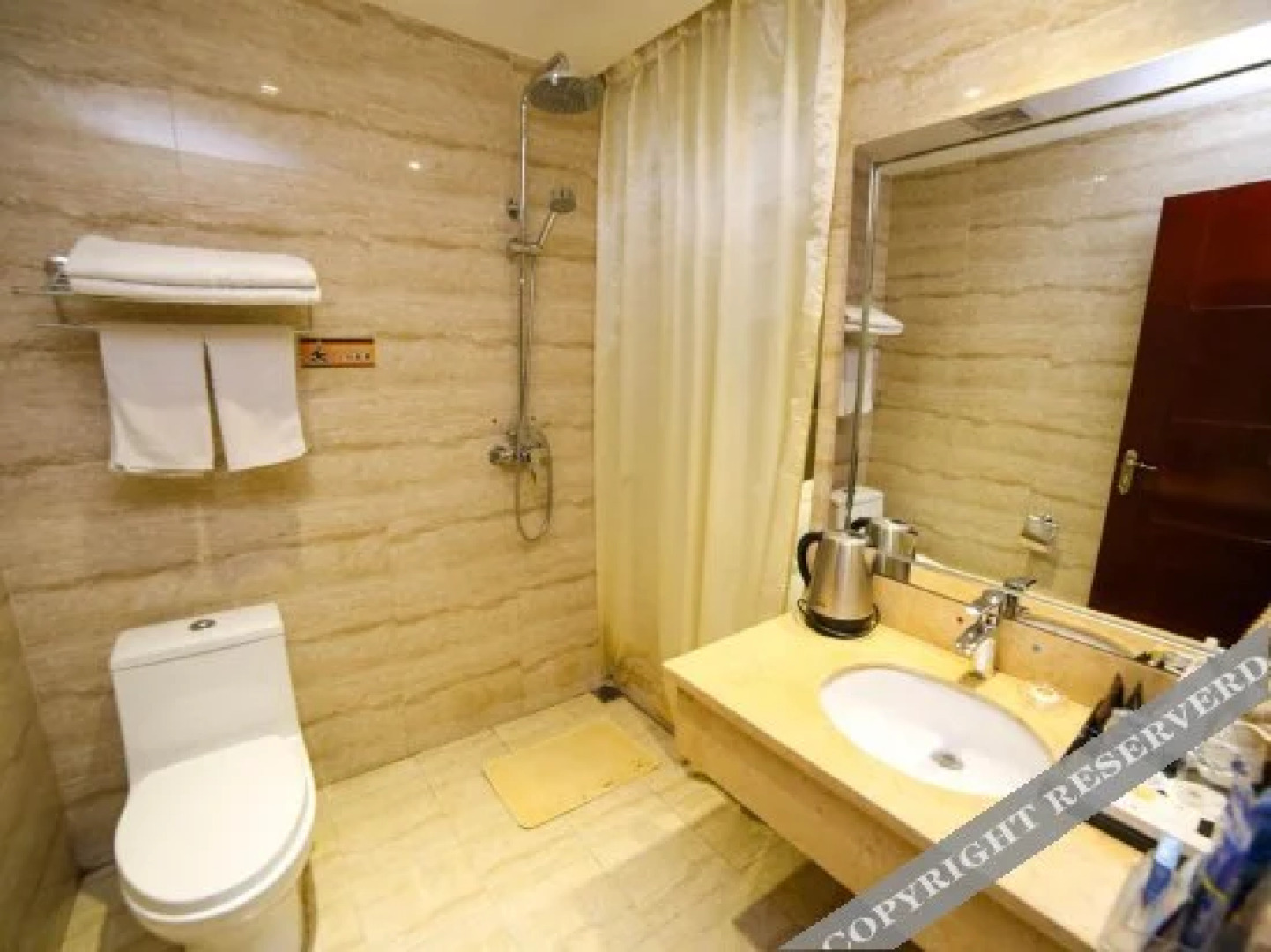 Dongcheng International Hotel (Jingmen Moon Lake)