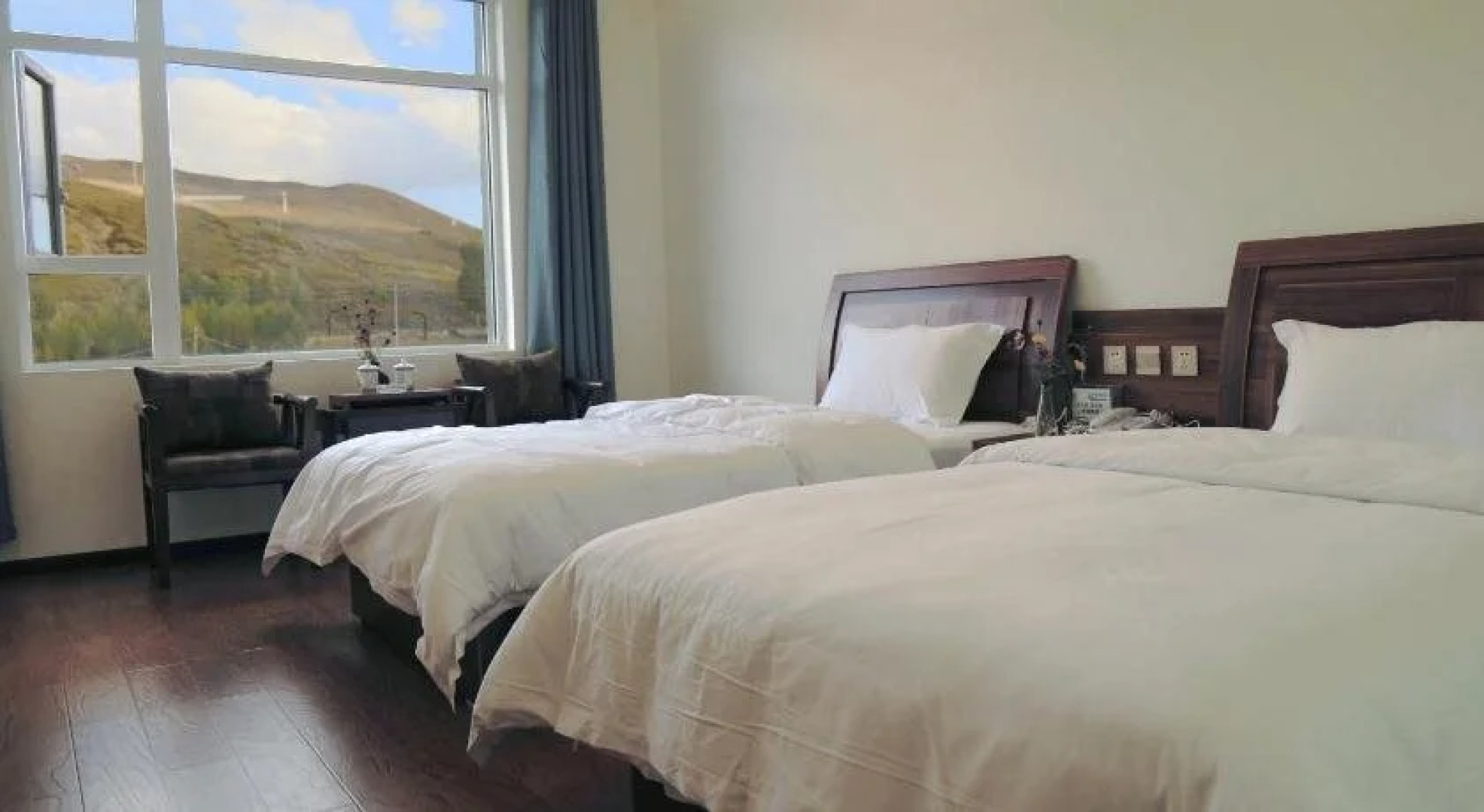 October Daocheng Youth Hostel