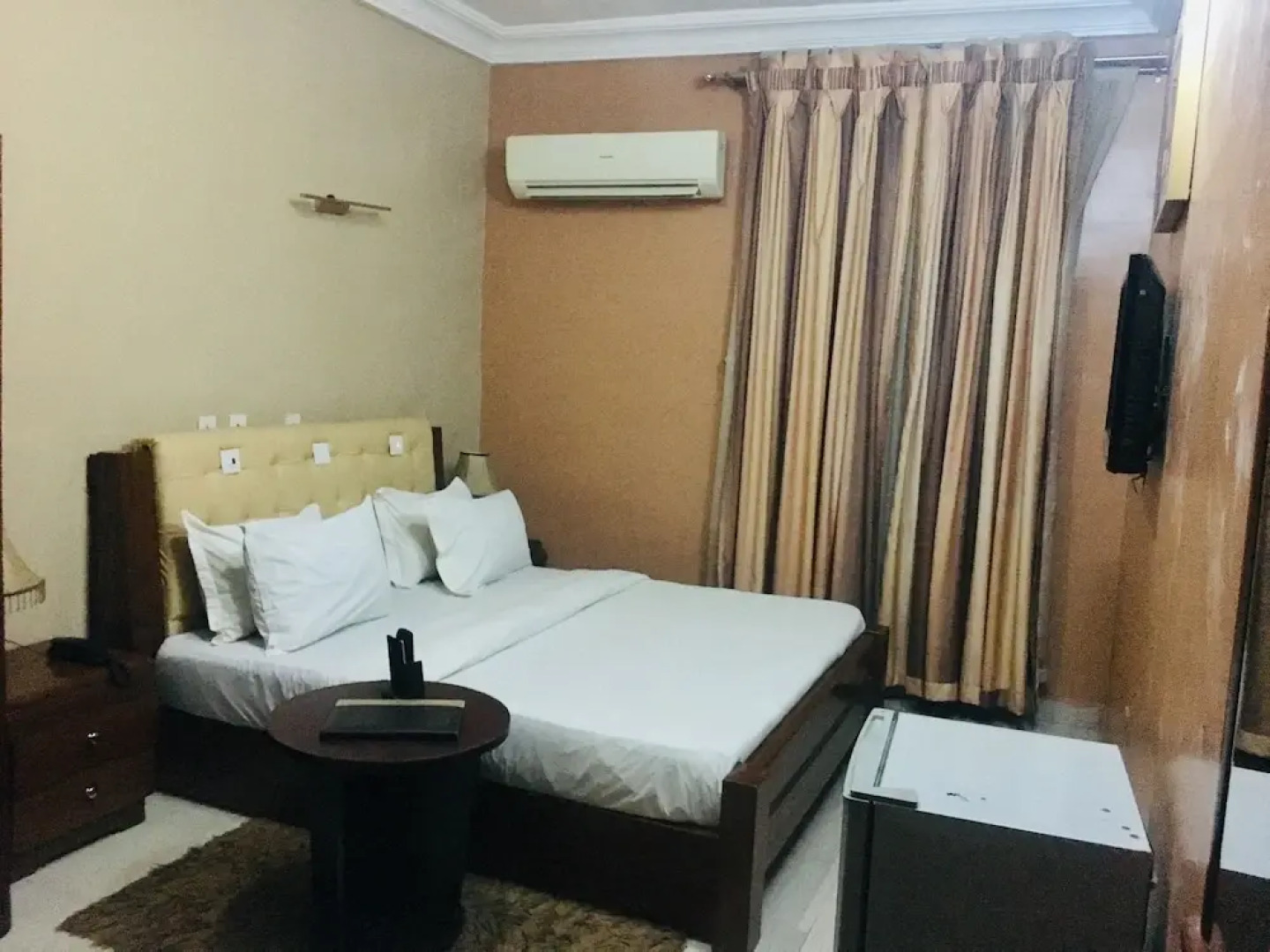 Euc Demodern Hotel & Suites