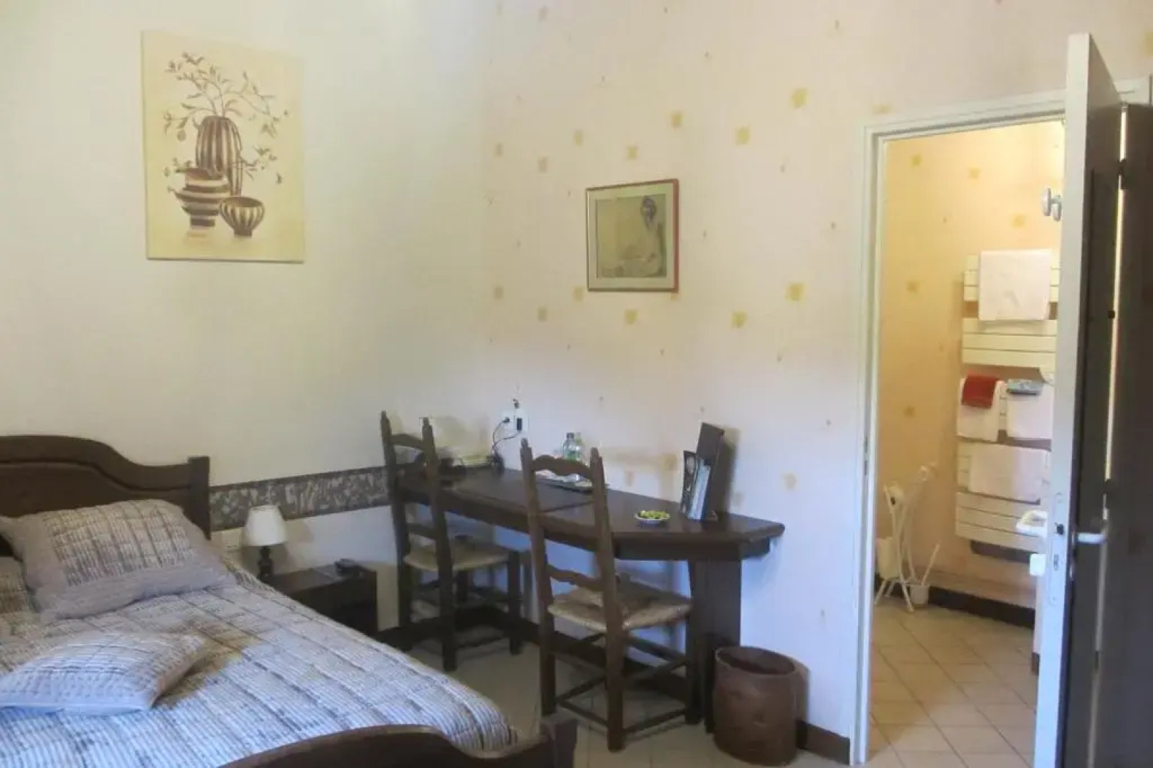 Hôtel-Restaurant La Crèche et sa piscine intérieure - Logis Hôtels