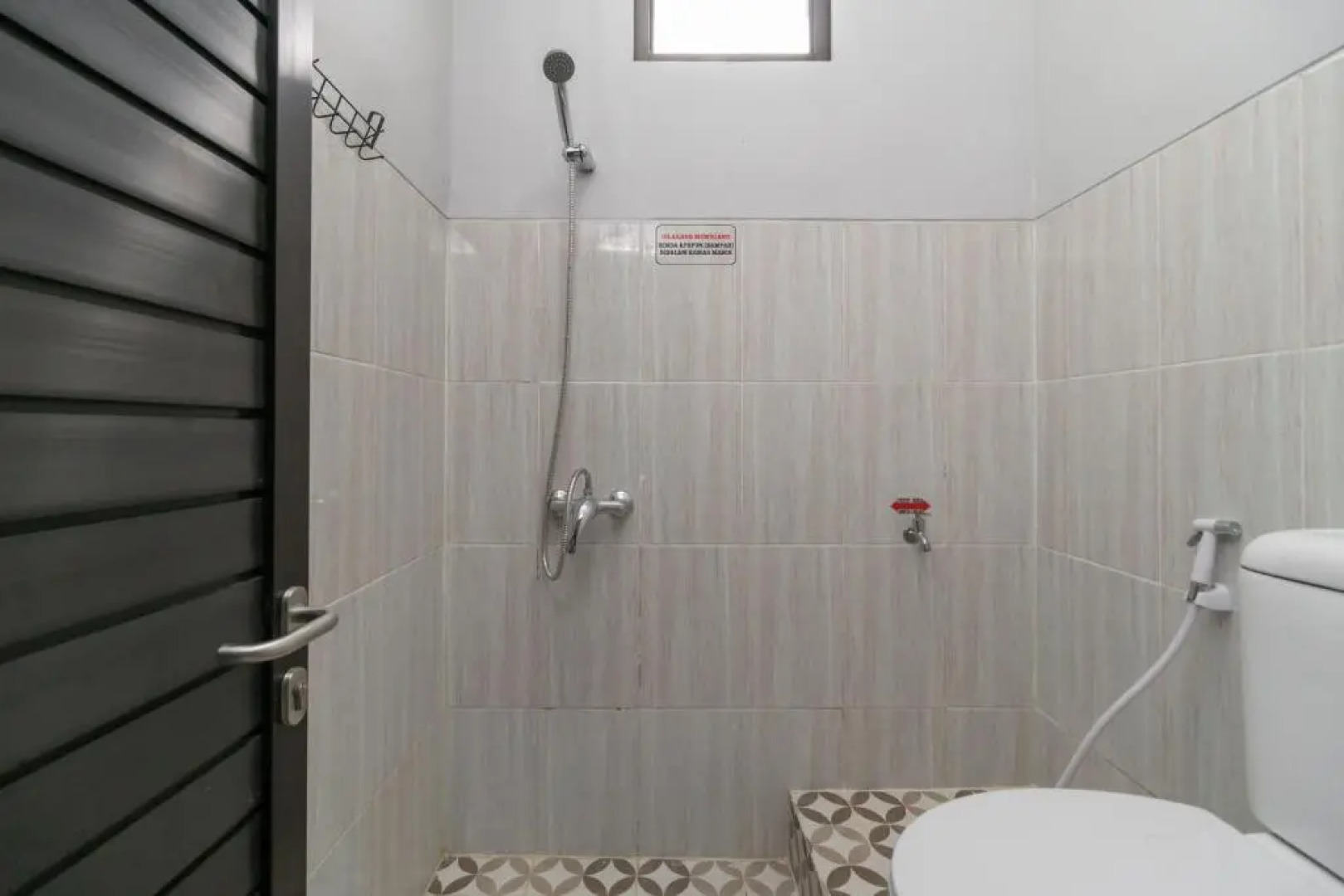 RedDoorz Plus Near Jungeland Sentul