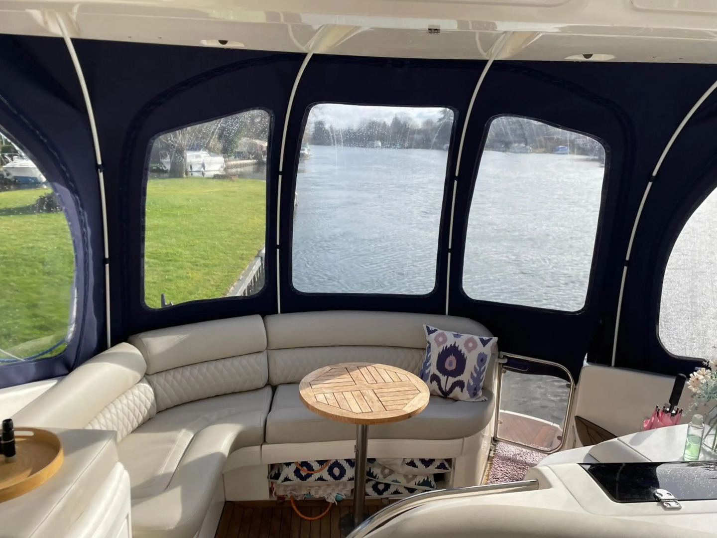 ENTIRE -HEATED -LUXURY YACHT - moored on Private Island -WIFI -sleeps up to 4 Adults or Adults with children over 2 years old -LAPLAND UK THORPE PARK LEGOLAND WINDSOR CASTLE HEATHROW ASCOT RACES WENTWORTH SAVILLE GARDENS LONDON
