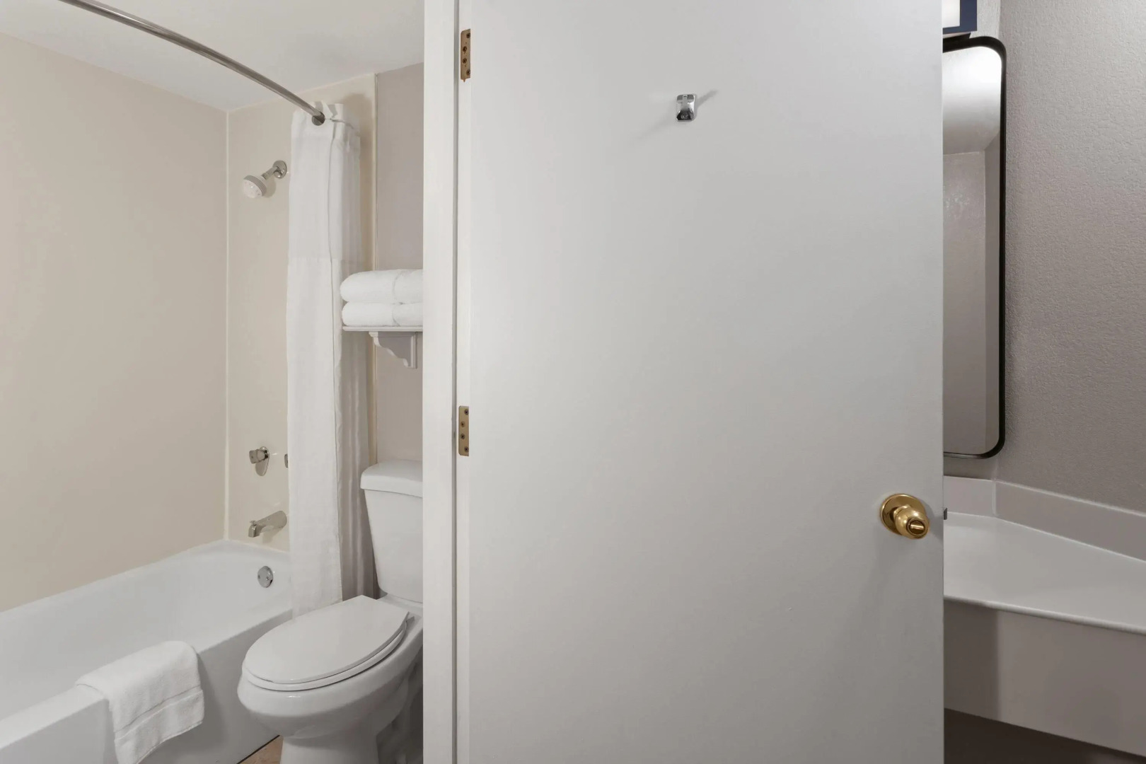 Days Inn & Suites by Wyndham Arlington Heights