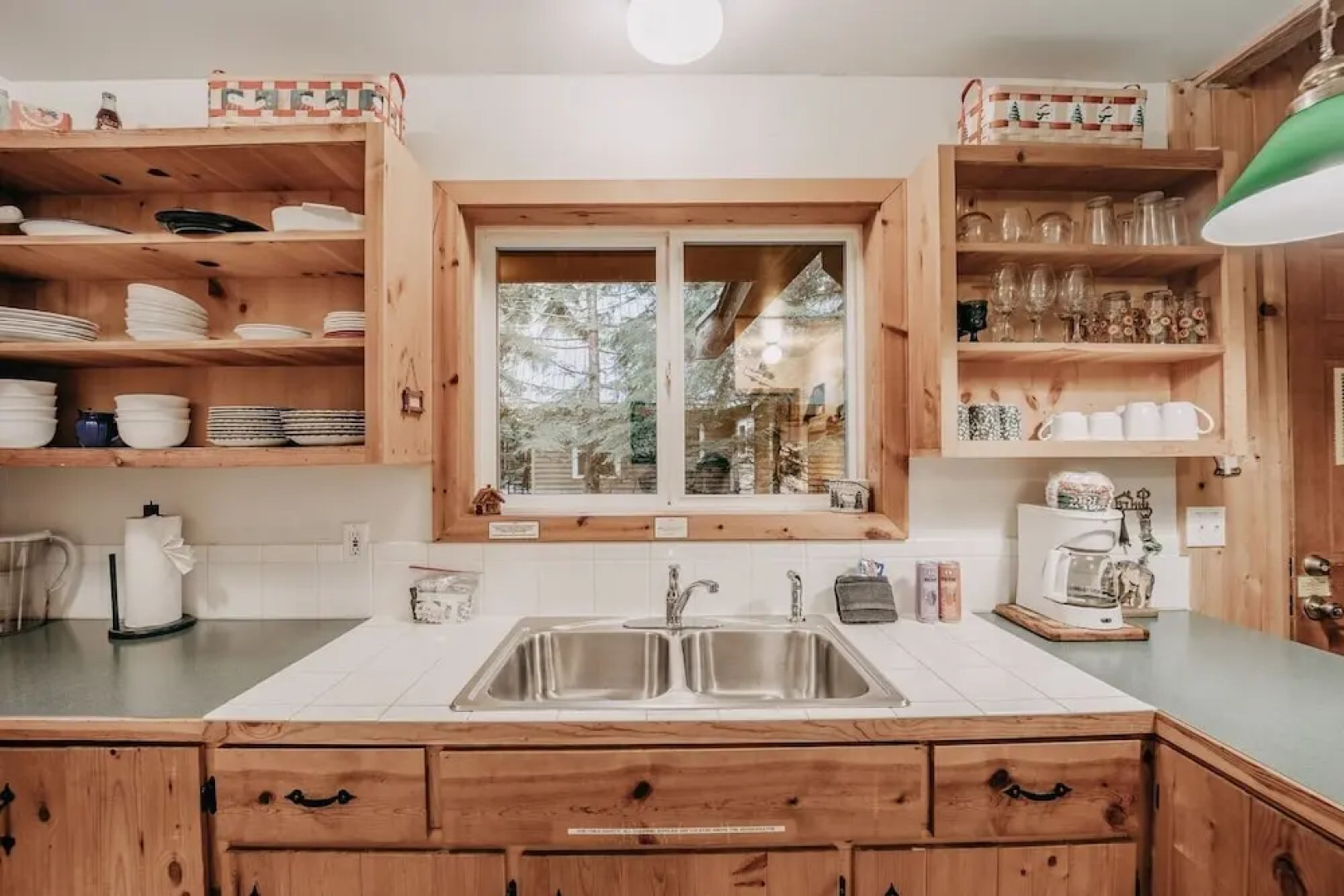 32mbr - Bbq - Pets Ok - Wood Stove - Sleeps 7 3 Bedroom Home by RedAwning