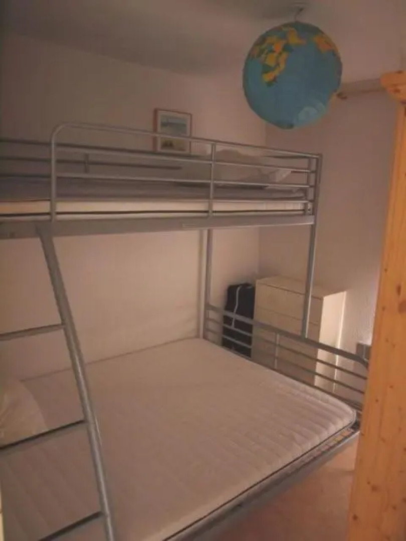 Belle villa 2 chambres terrasse sud parking privatif dans résidence sécurisée avec piscine commune 800 m de la mer LRCS61