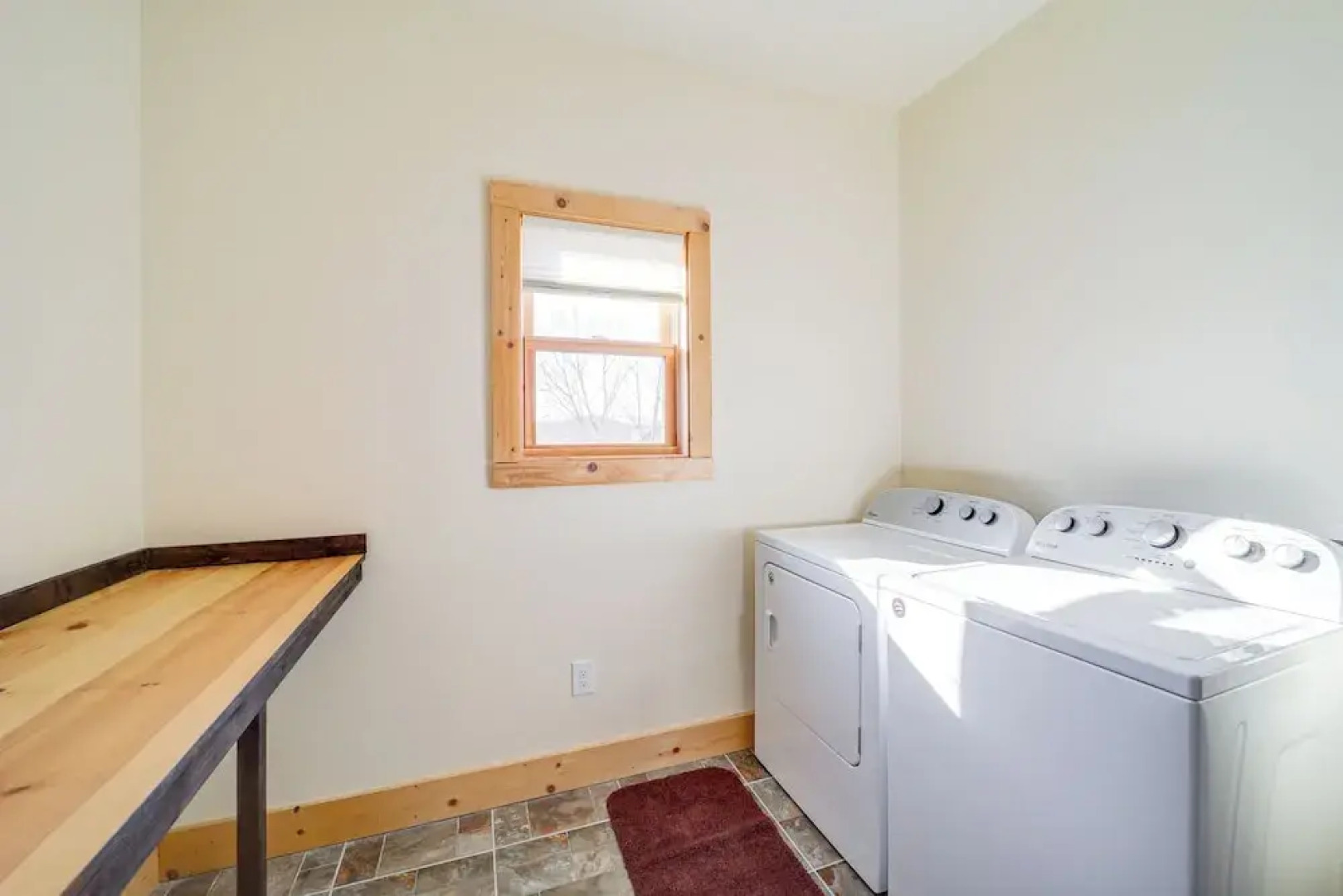 Mountain-view Deck: Group Getaway in Fleetwood