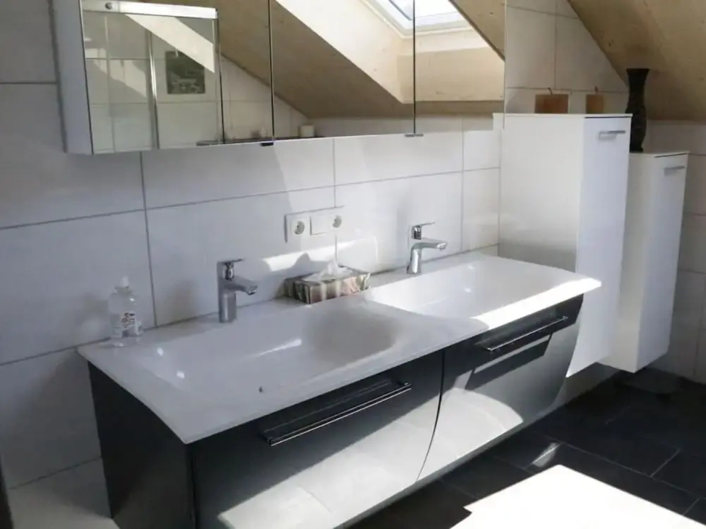 Welcoming Apartment Near Lake