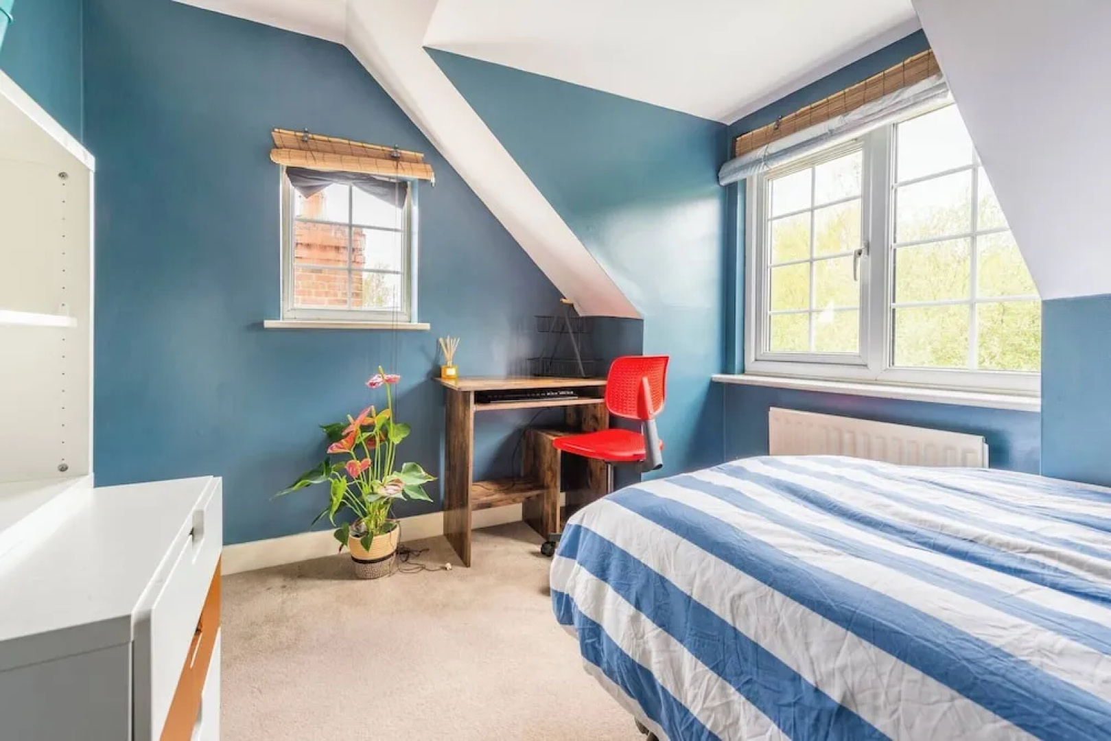 Room in Guest Room - Calm For 3, Handy for Airport, Train Free Parking