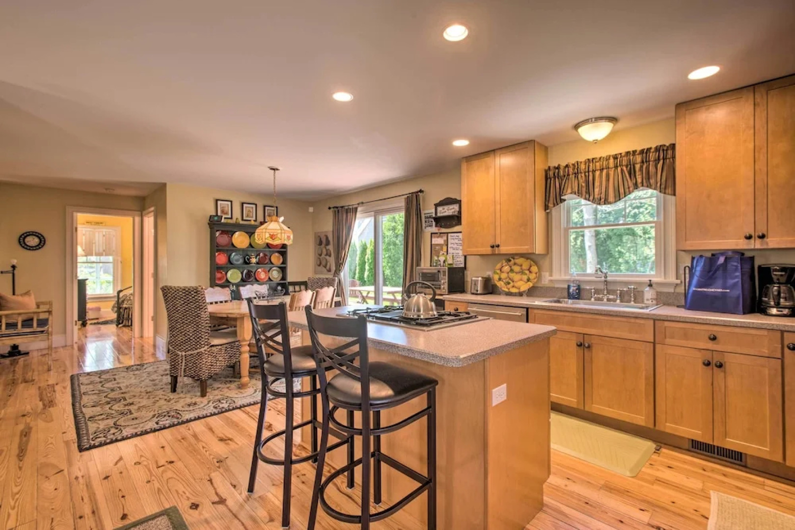 Traditional Martha's Vineyard Home w/ Porch & Yard