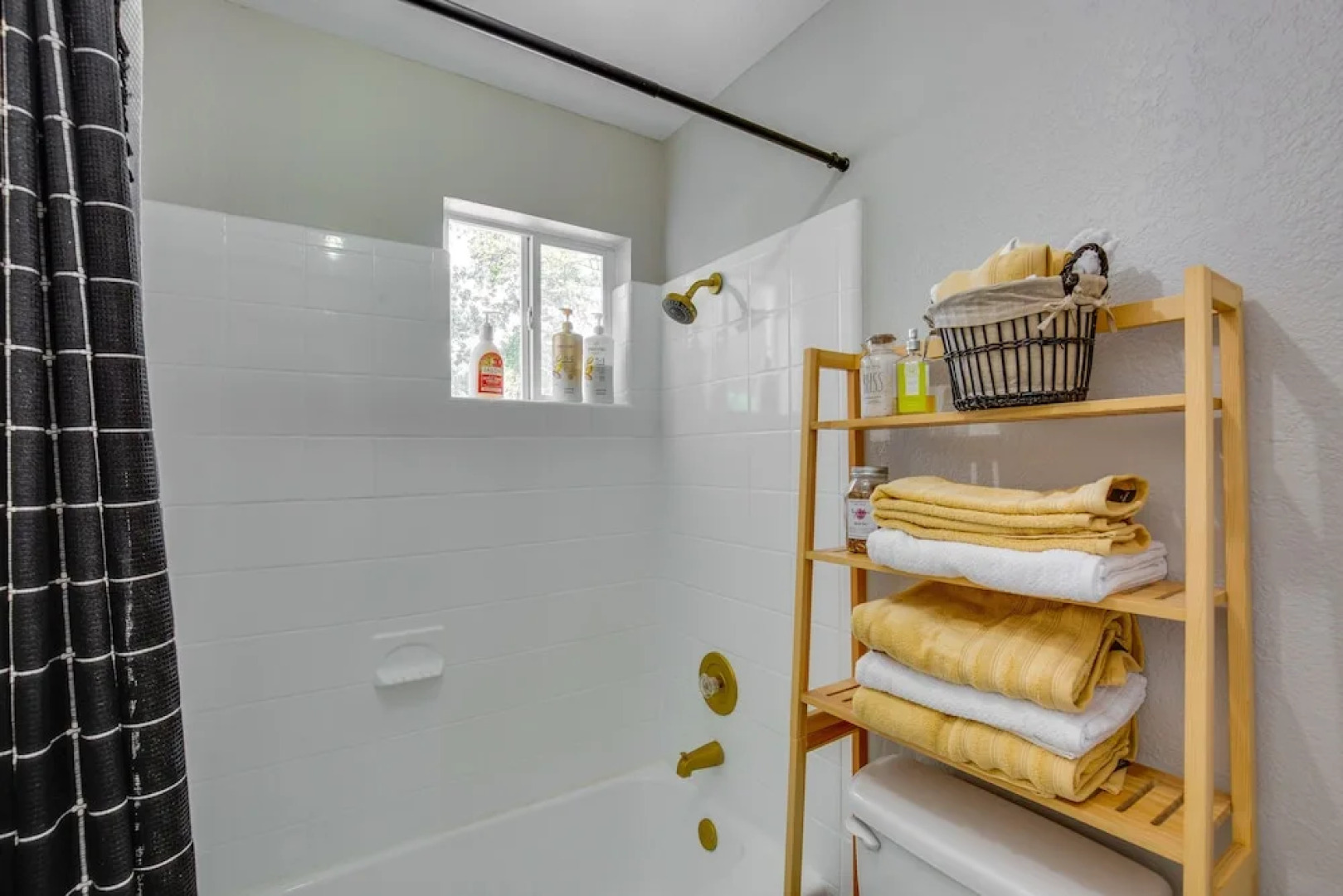 Charming Granbury Cottage Retreat w/ Private Patio