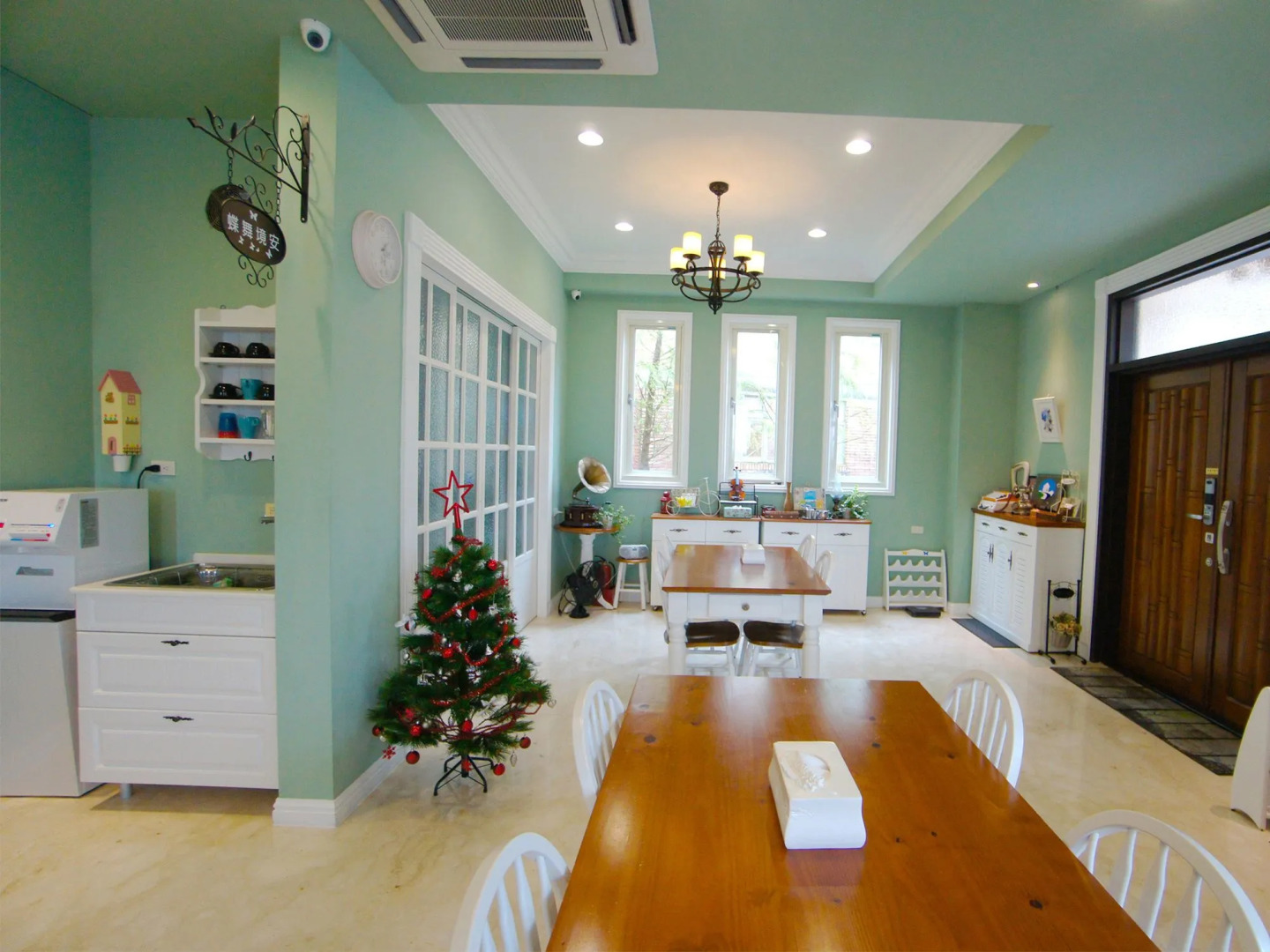 Dancing Butterfly Slide Family Inn