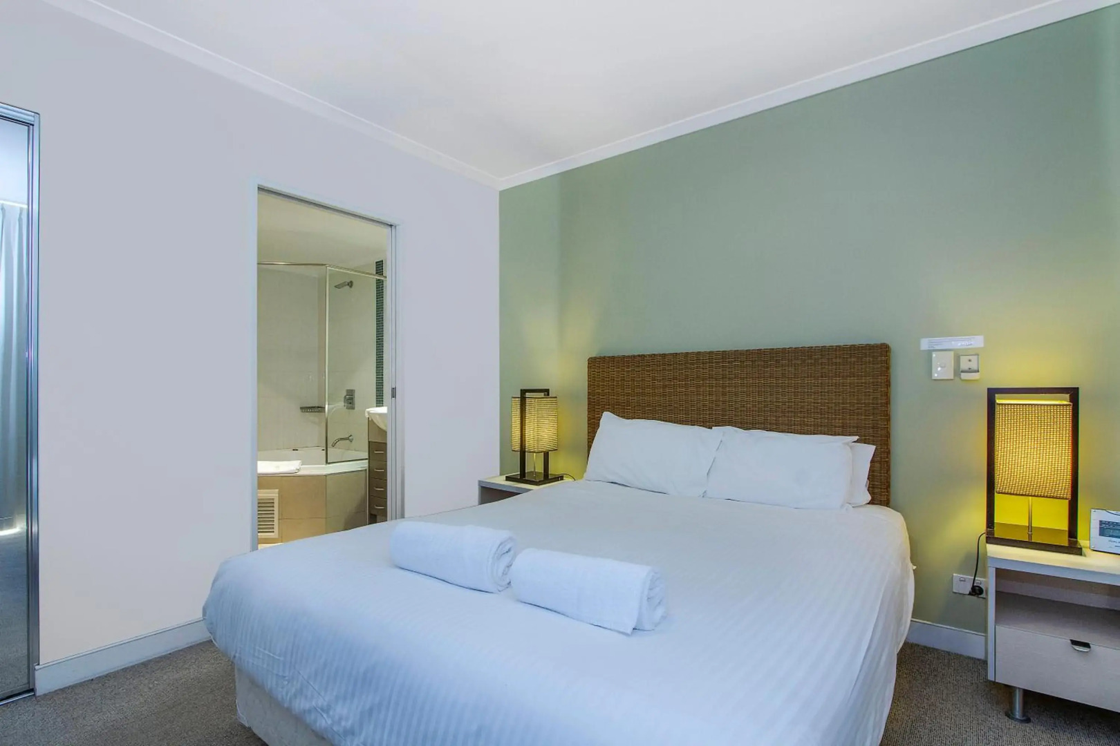 BASE Holidays - Ettalong Beach Premium Apartments