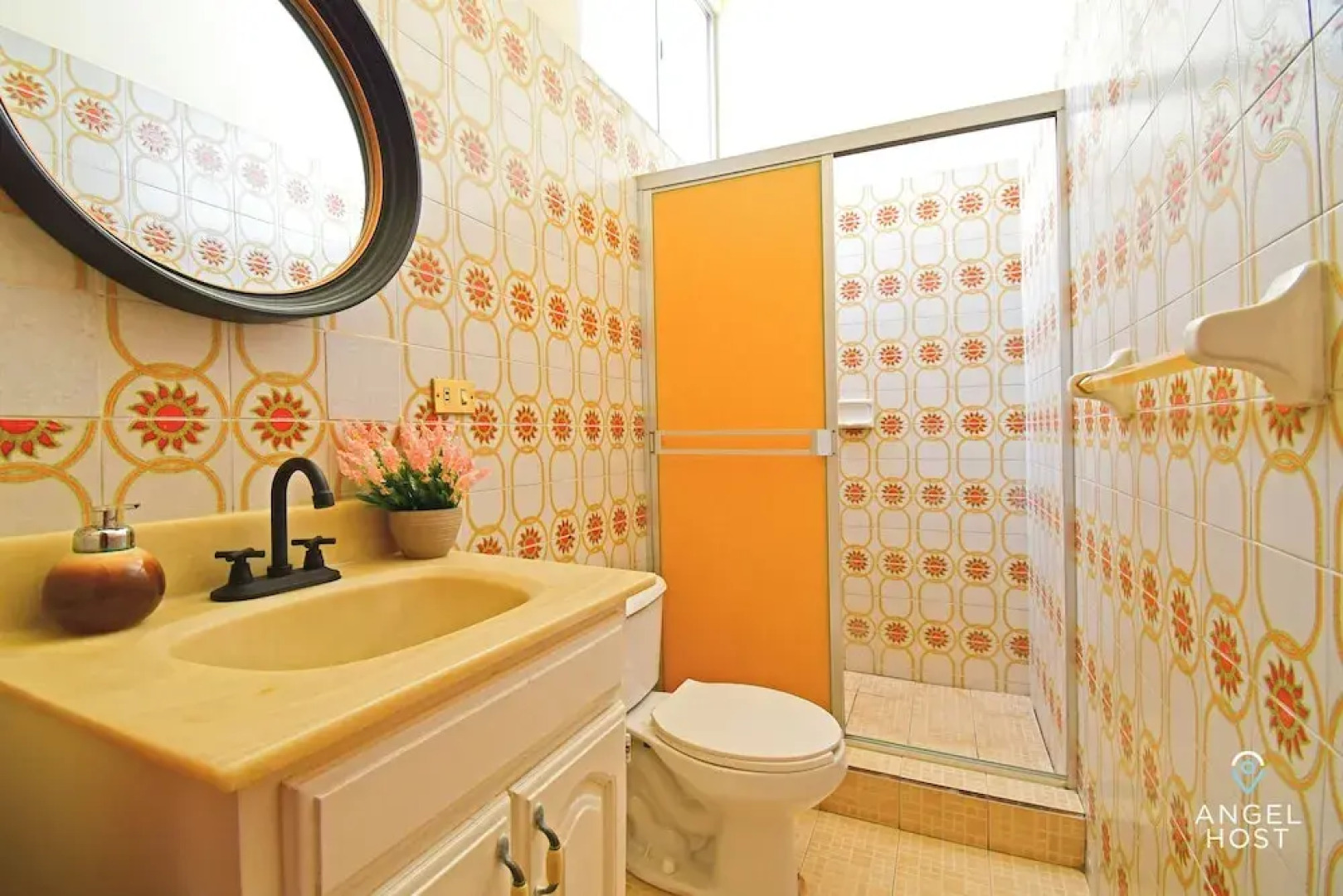 Colorful Zen APTs 2 Blocks to the Beach