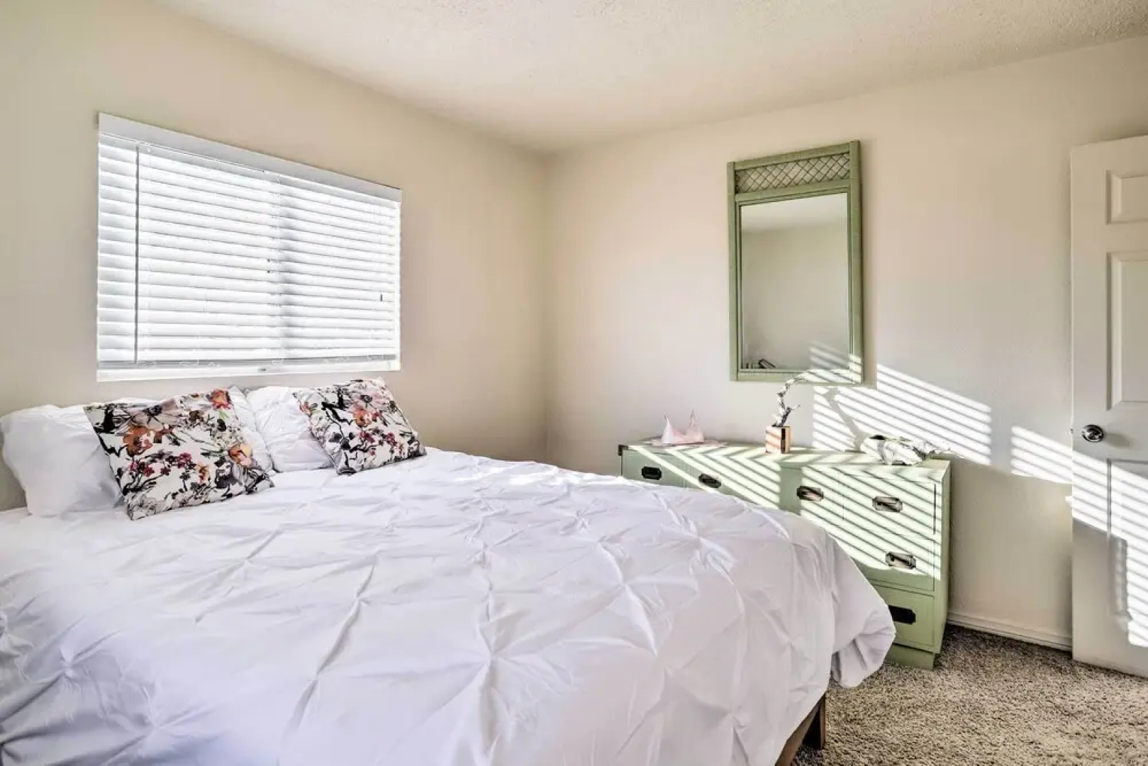 Sunny Oasis w/ Hot Tub ~ 11 Mi to Nat'l Park!