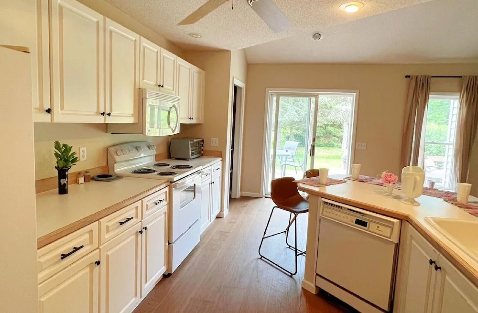 G Cookie's House 3 Bedroom Home by RedAwning