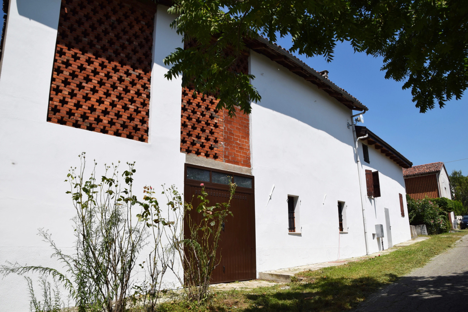 Cascina Liebe with sauna among vineyards