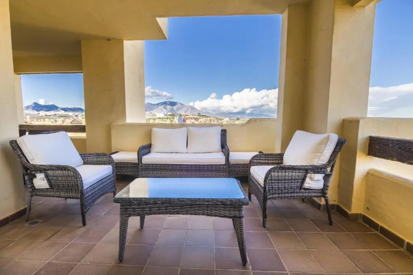 2134-Modern apt with terrace sea view