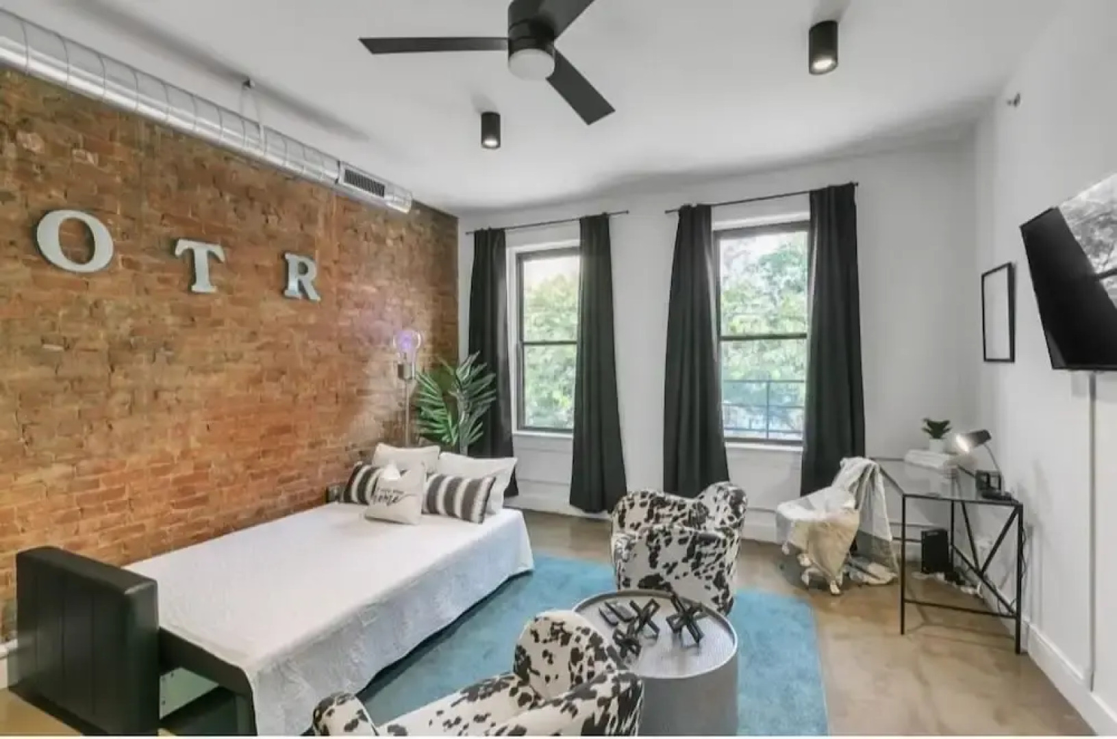 RESTAURANT on site. Walk to everything by RedAwning