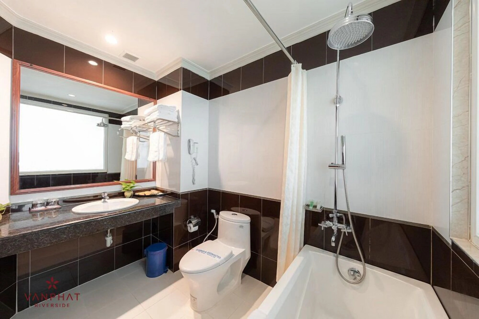 Van Phat Riverside Hotel