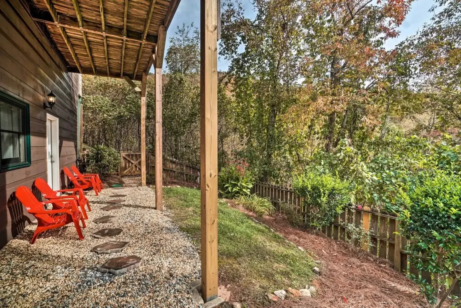 Hiawassee Cabin w/ Mtn Views < 1 Mi to Lake!